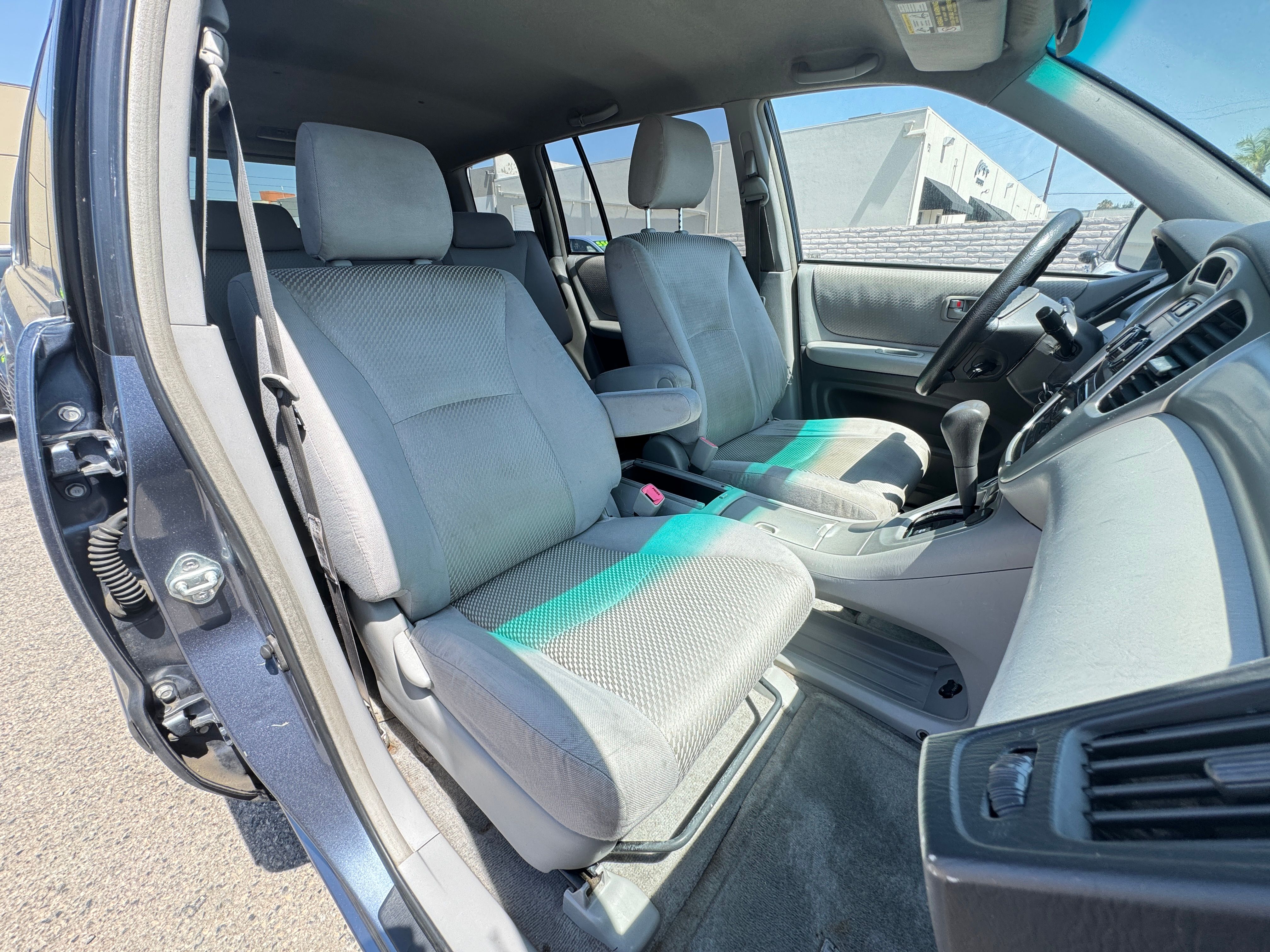 Used 2004 Toyota Highlander w/ 3rd Row FWD image 19