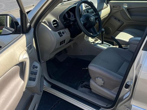 Used 2004 Toyota RAV4 image 11