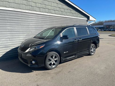 Used 2015 Toyota Sienna SE image 9
