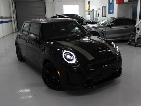Used 2023 MINI Cooper S 4-Door Hardtop FWD image 10
