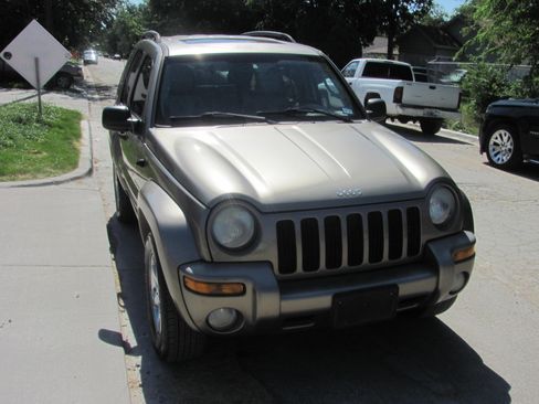 Used 2004 Jeep Liberty 2WD Limited image 2