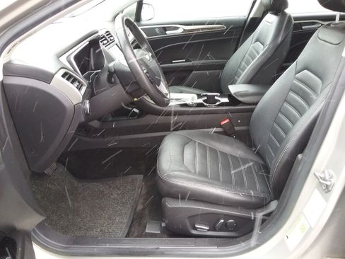 Used 2015 Ford Fusion SE image 2