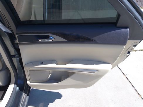 Used 2015 Lincoln MKZ image 12