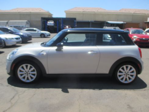 Used 2018 MINI Cooper S 2-Door Hardtop FWD image 2