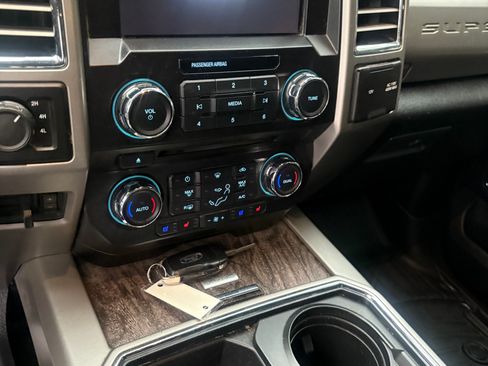 Used 2017 Ford F250 4x4 Crew Cab Super Duty image 34