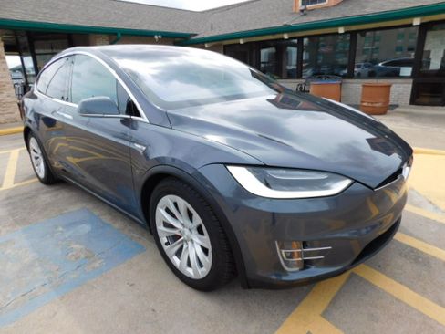 Used 2016 Tesla Model X P90D image 2