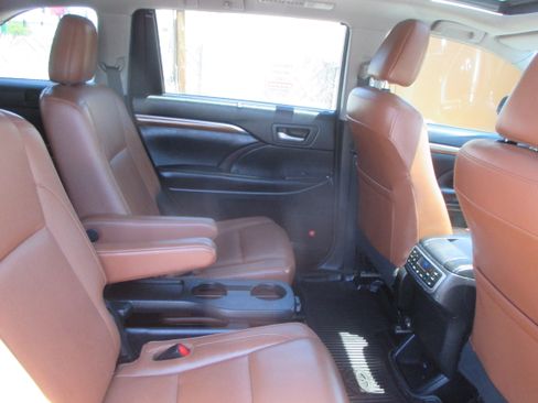 Used 2017 Toyota Highlander AWD Limited Platinum image 16
