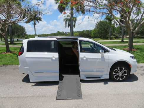 Used 2022 Chrysler Pacifica Pinnacle FWD image 22