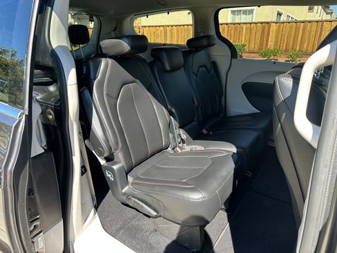 Used 2020 Chrysler Pacifica Touring-L Plus image 17