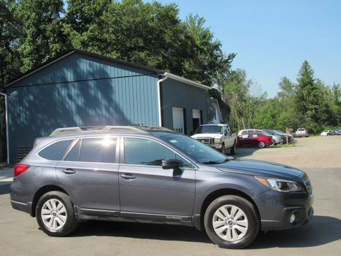 Used 2017 Subaru Outback 2.5i Premium AWD/4WD image 9