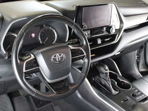 Used 2023 Toyota Highlander XLE image 7