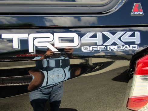 Used 2019 Toyota Tundra 4x4 CrewMax Limited image 11