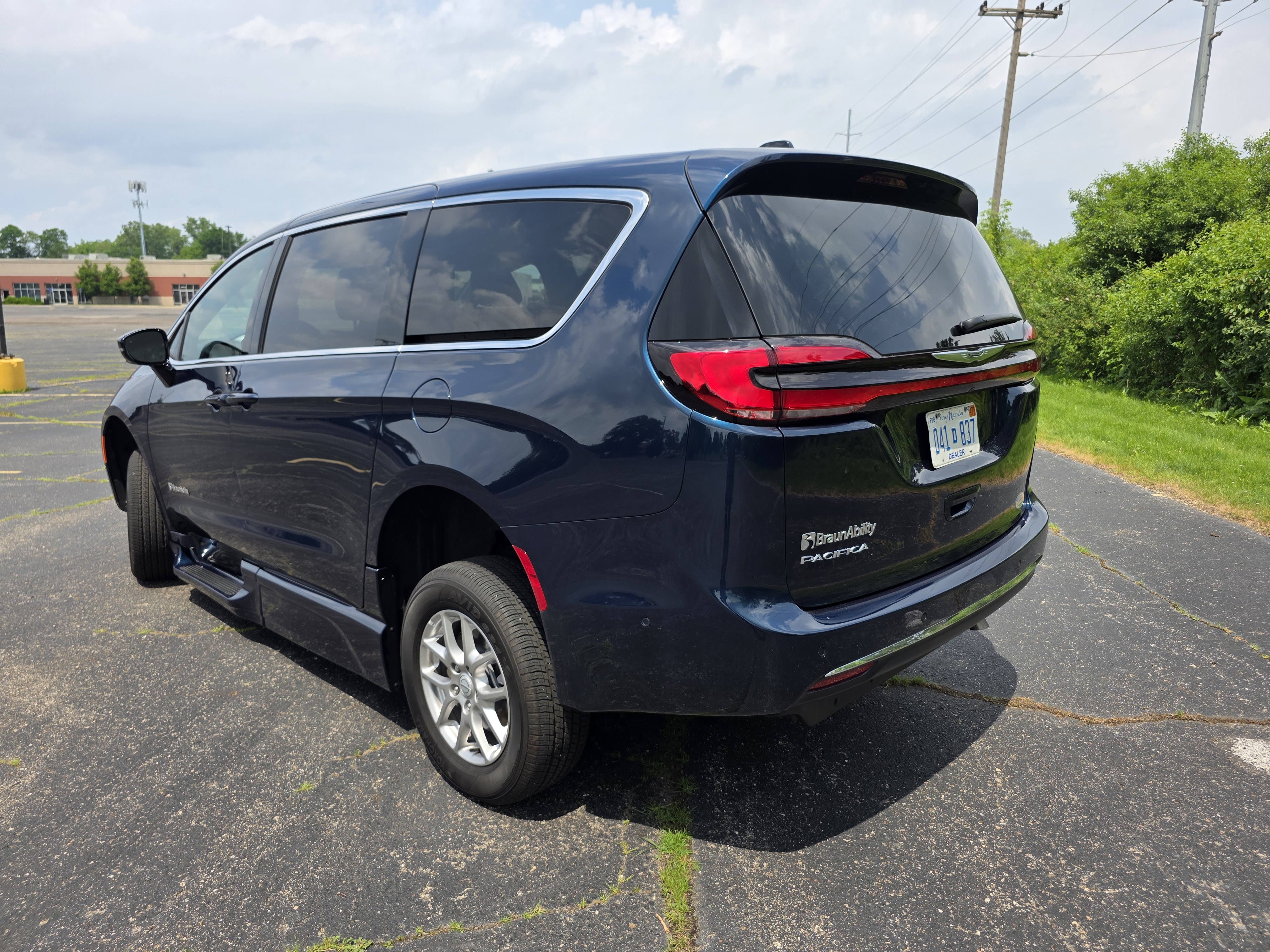 Used 2025 Chrysler Pacifica Select FWD image 7