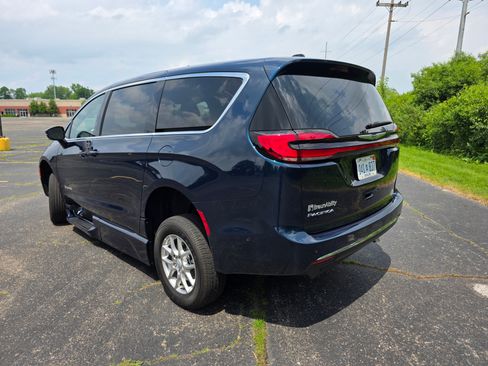 Used 2025 Chrysler Pacifica Select FWD image 7