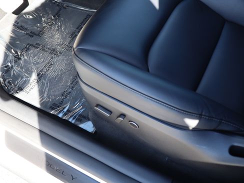 Used 2025 Tesla Model Y Performance image 21