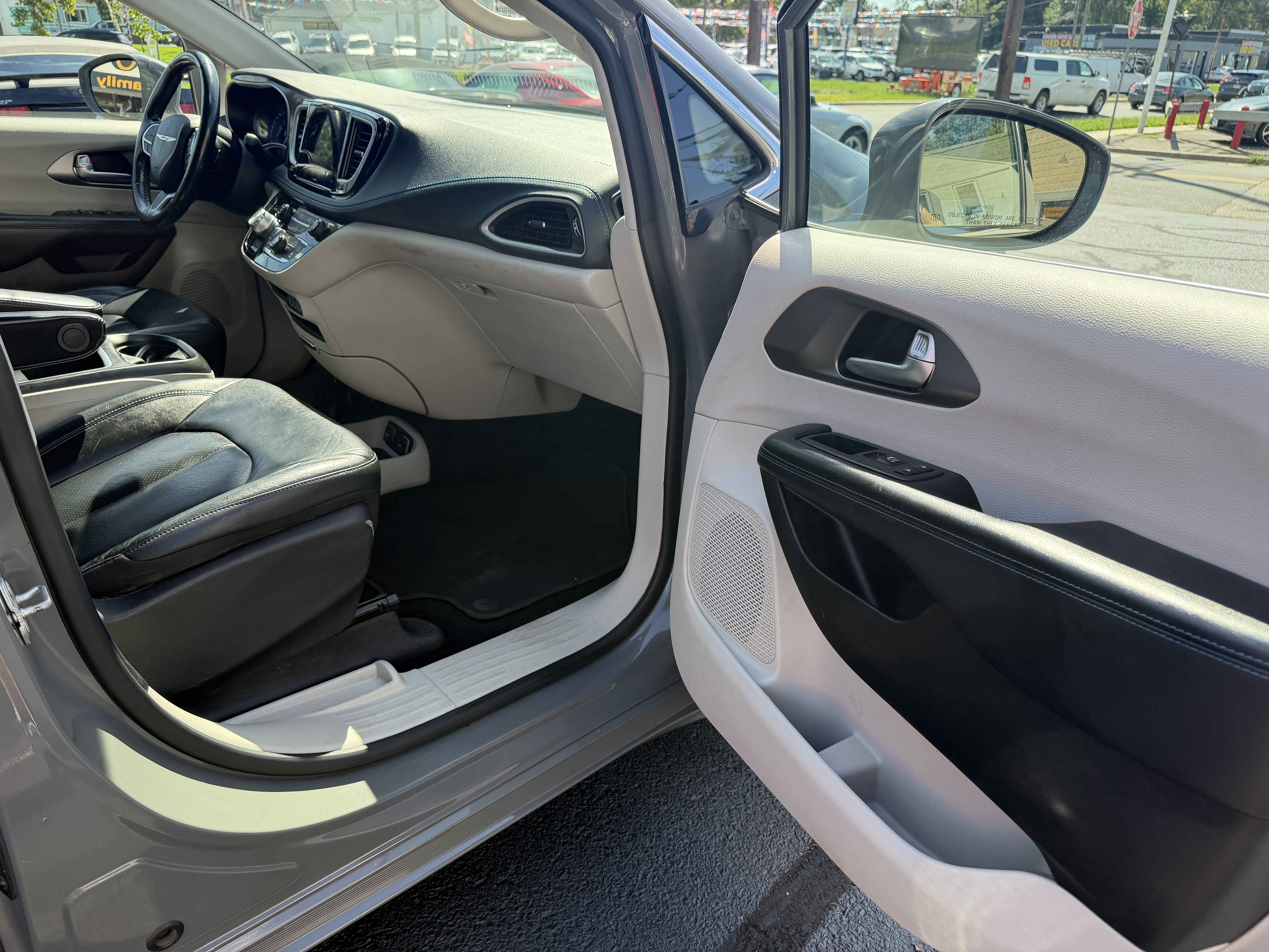 Used 2021 Chrysler Pacifica Touring-L FWD image 20
