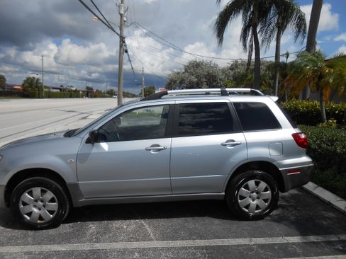 Used 2006 Mitsubishi Outlander LS image 2