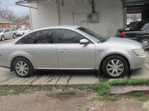 Used 2009 Ford Taurus SEL image 3