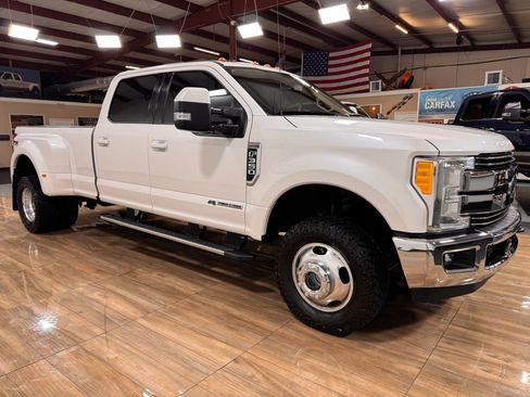 Used 2017 Ford F350 Lariat image 3