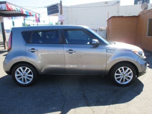 Used 2019 Kia Soul + image 2