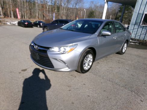 Used 2016 Toyota Camry LE image 1