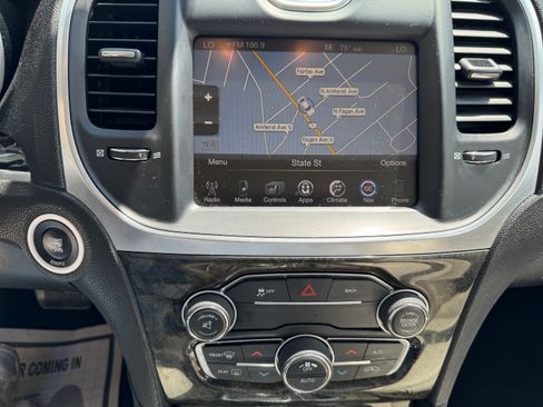 Used 2015 Chrysler 300 C image 21