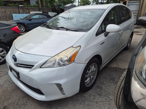 Used 2014 Toyota Prius V Two image 2