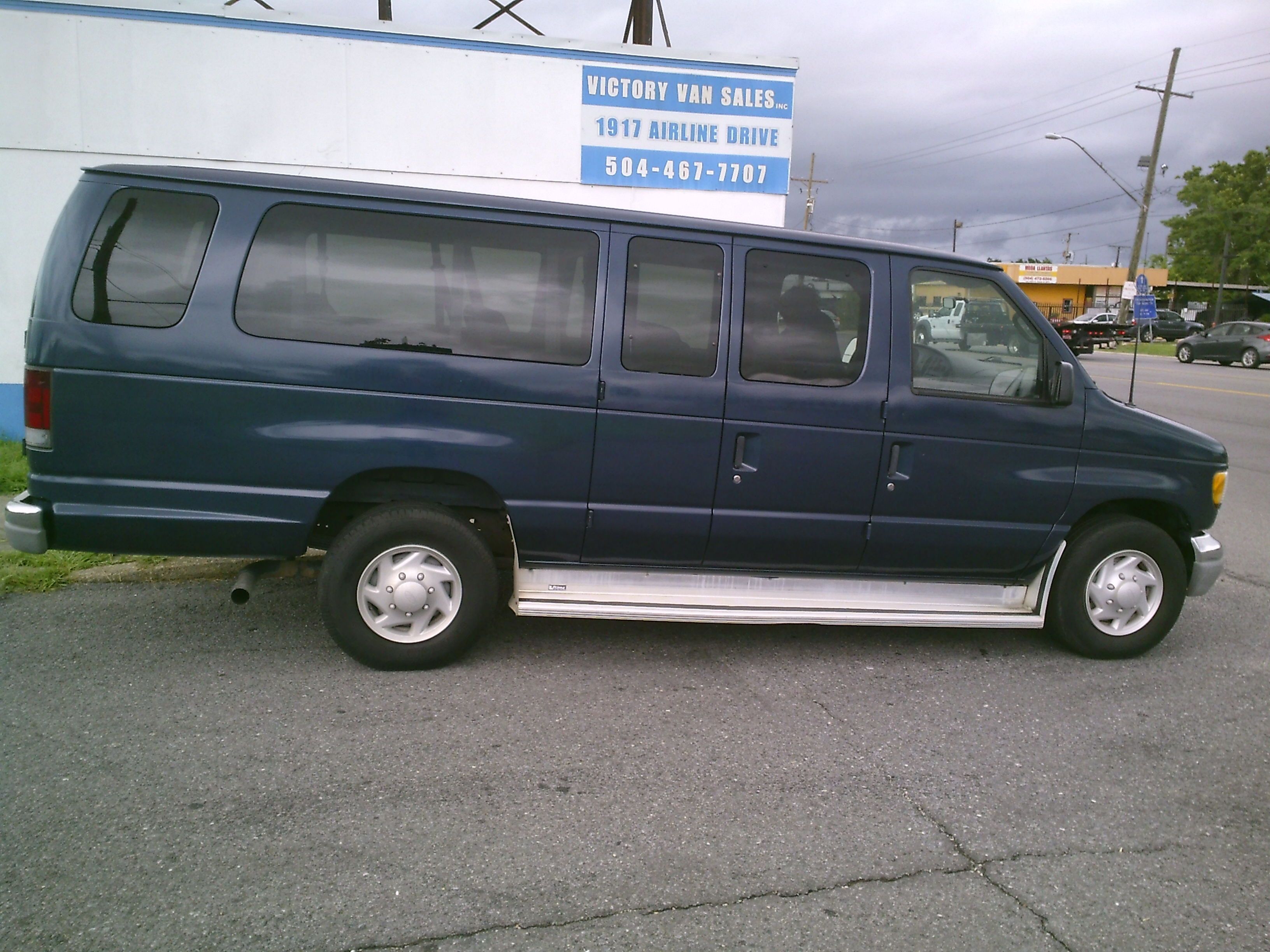 Used 2002 Ford E-350 and Econoline 350 Club Wagon Extended Super Duty RWD image 2