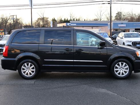 Used 2016 Chrysler Town & Country Touring image 9