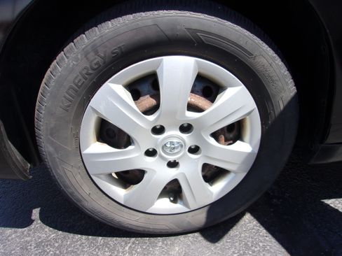 Used 2010 Toyota Camry LE Sedan FWD image 9
