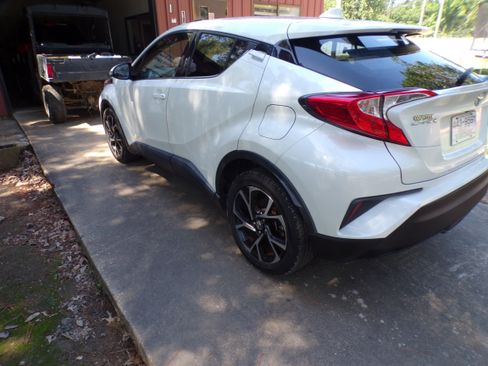 Used 2019 Toyota C-HR Limited FWD image 6