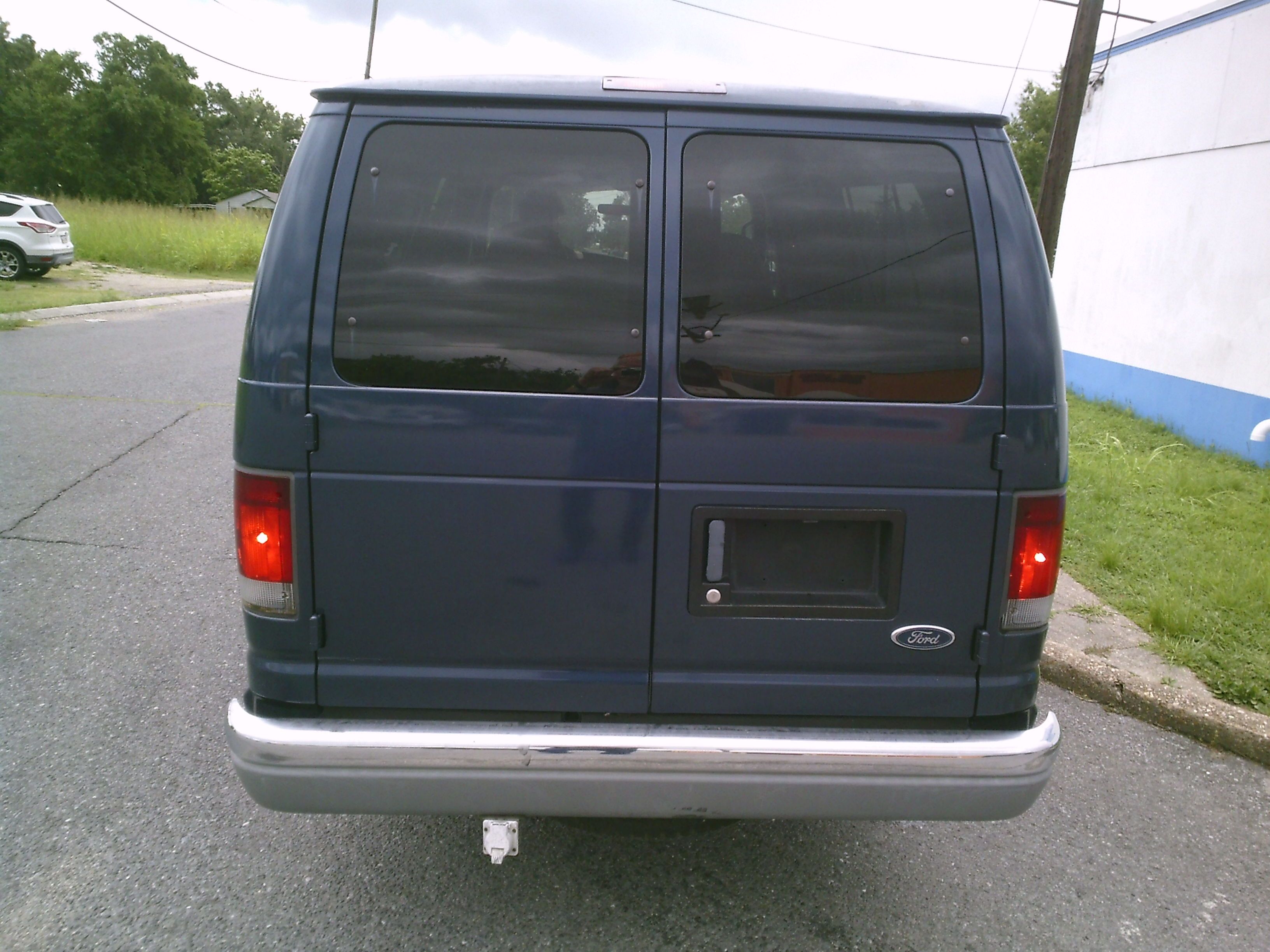 Used 2002 Ford E-350 and Econoline 350 Club Wagon Extended Super Duty RWD image 5