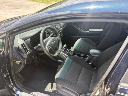 Used 2017 Kia Forte LX Hatchback FWD image 6