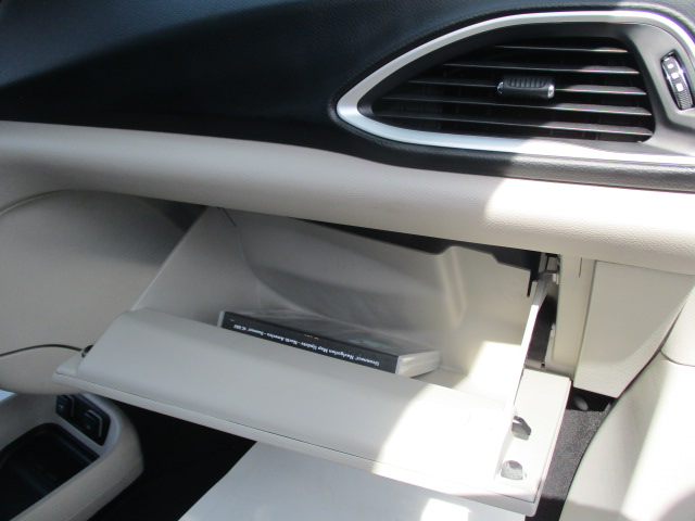 Used 2018 Chrysler Pacifica Touring-L FWD image 30
