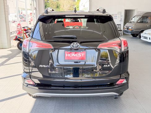 Used 2018 Toyota RAV4 XLE image 5