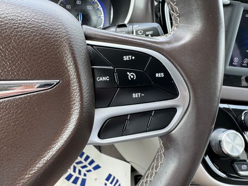 Used 2018 Chrysler Pacifica Touring-L image 19