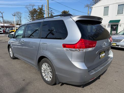 Used 2011 Toyota Sienna XLE image 32