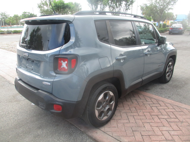 Used 2016 Jeep Renegade Latitude FWD image 6