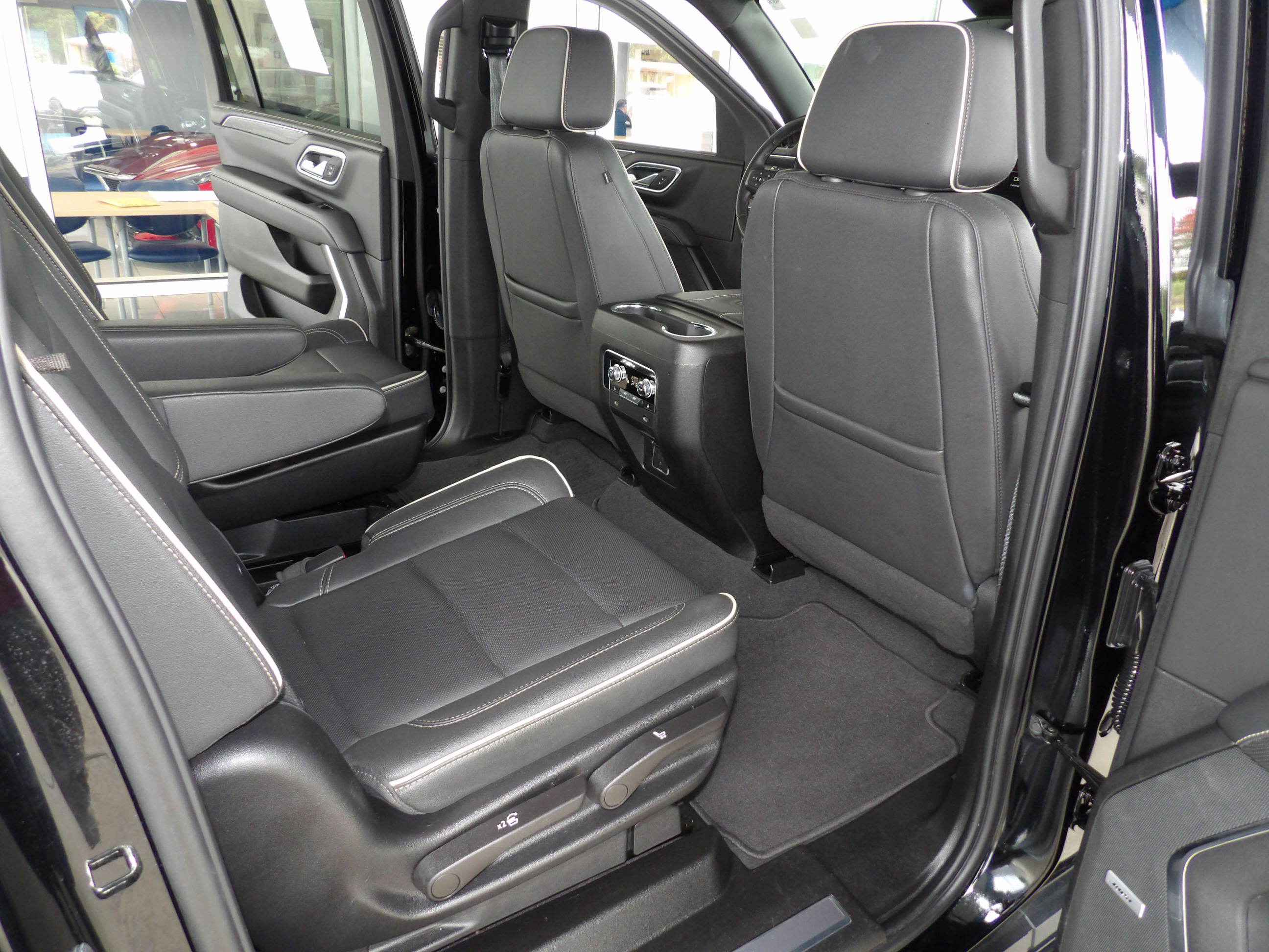 Used 2024 GMC Yukon XL 2WD SLT image 23