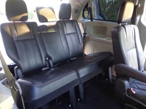 Used 2014 Chrysler Town & Country Touring image 12