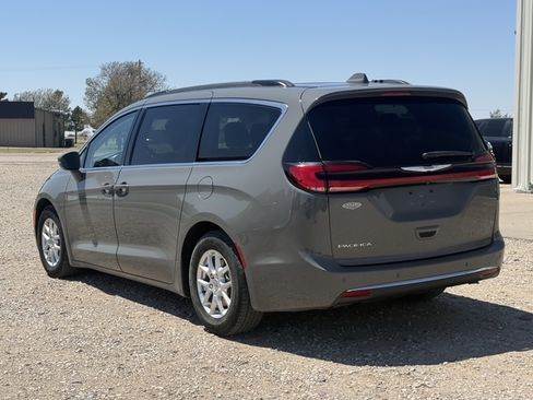 Used 2022 Chrysler Pacifica Touring-L FWD image 3