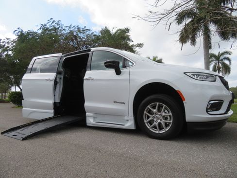 Used 2025 Chrysler Pacifica Select FWD image 16