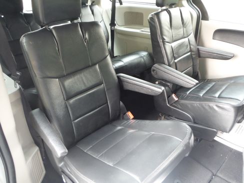 Used 2014 Dodge Grand Caravan SXT FWD image 13