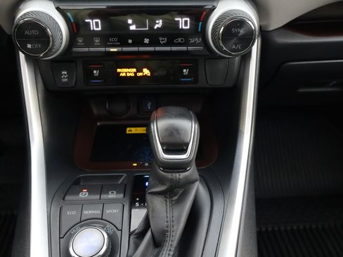 Used 2022 Toyota RAV4 Limited image 21