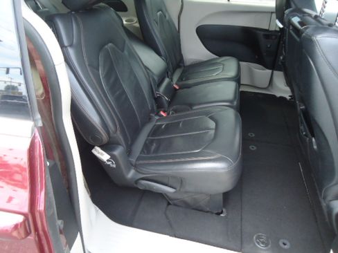 Used 2017 Chrysler Pacifica Touring-L Plus FWD image 6