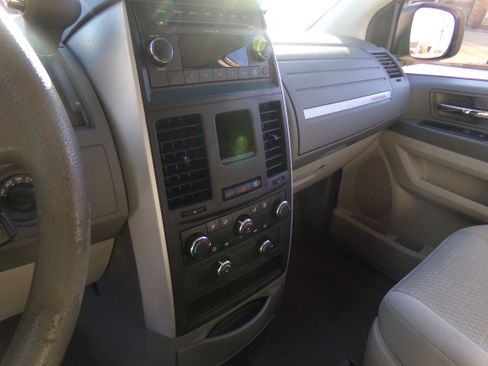 Used 2010 Dodge Grand Caravan SE image 11