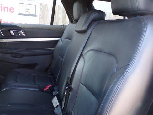 Used 2018 Ford Explorer XLT image 7