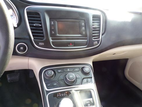 Used 2015 Chrysler 200 Limited image 12