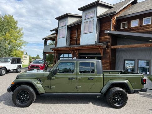 Used 2021 Jeep Gladiator Willys AWD/4WD image 2