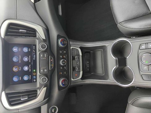 Used 2024 GMC Terrain SLT image 15